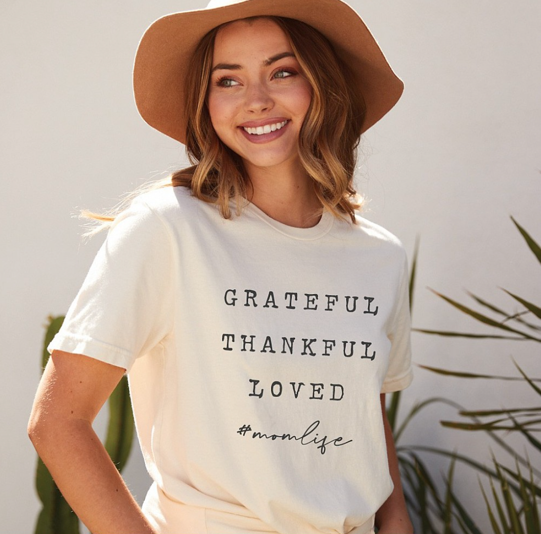 GRATEFUL THANKFUL LOVED #MOMLIFE Graphic T-Shirt